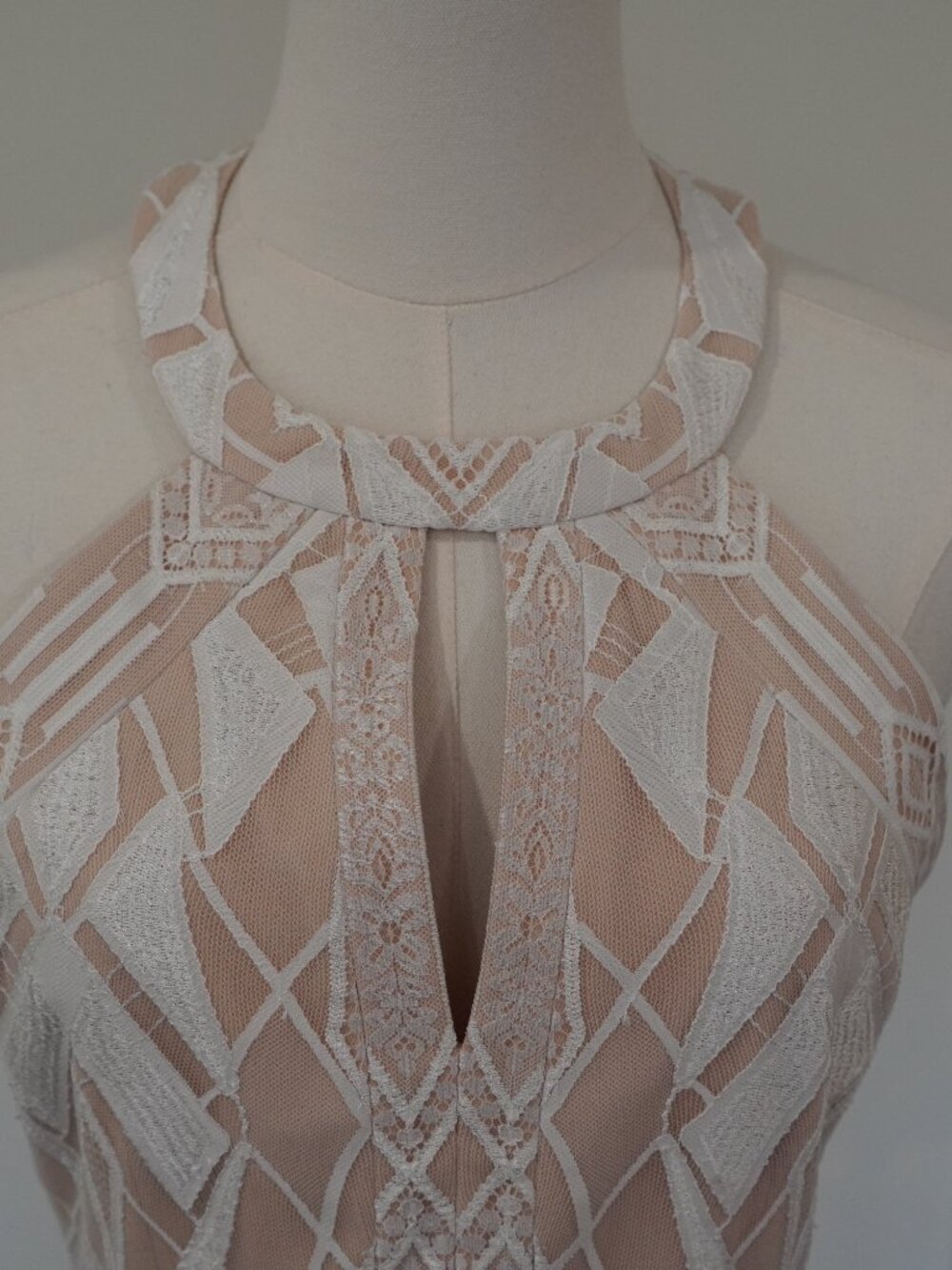 BCBG Max Azria Lace Halter Dress Nude White Geometric Fit Flare Cocktail Sz 2 XS - Picture 3 of 8